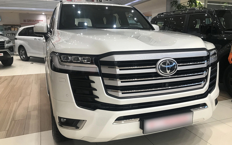 Toyota Land Cruiser 300 за 13,5 млн рублей, роскошный Range Rover Vogue — за 34 млн рублей. Дилеры назвали реальные цены на новинки Range Rover, BMW, Toyots Lexus